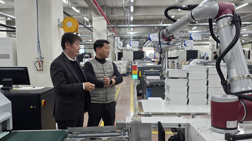 [스마트 산업강국 함께 하는 제조혁신 3.0+] 무인운반차·자동화공정 도입 …"3시간이면 책 완성품 나오죠"